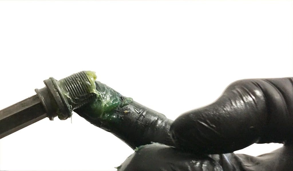 graissage boulon de fixation axe de pédalier