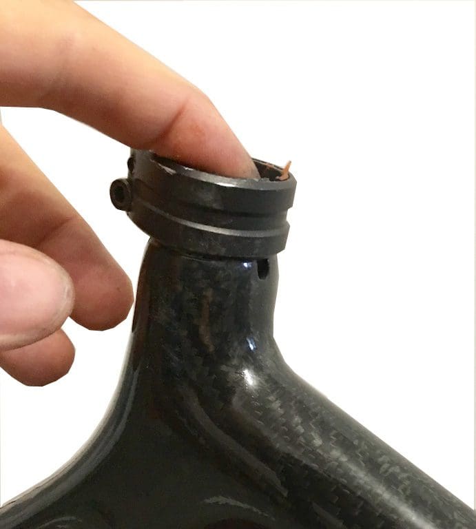 Application de pâte composite dans le tube de selle