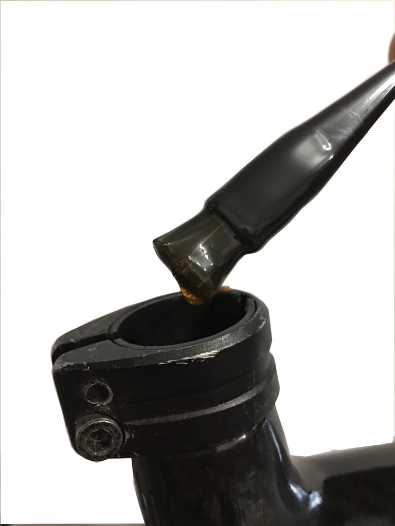 Application de colle dans le tube de selle