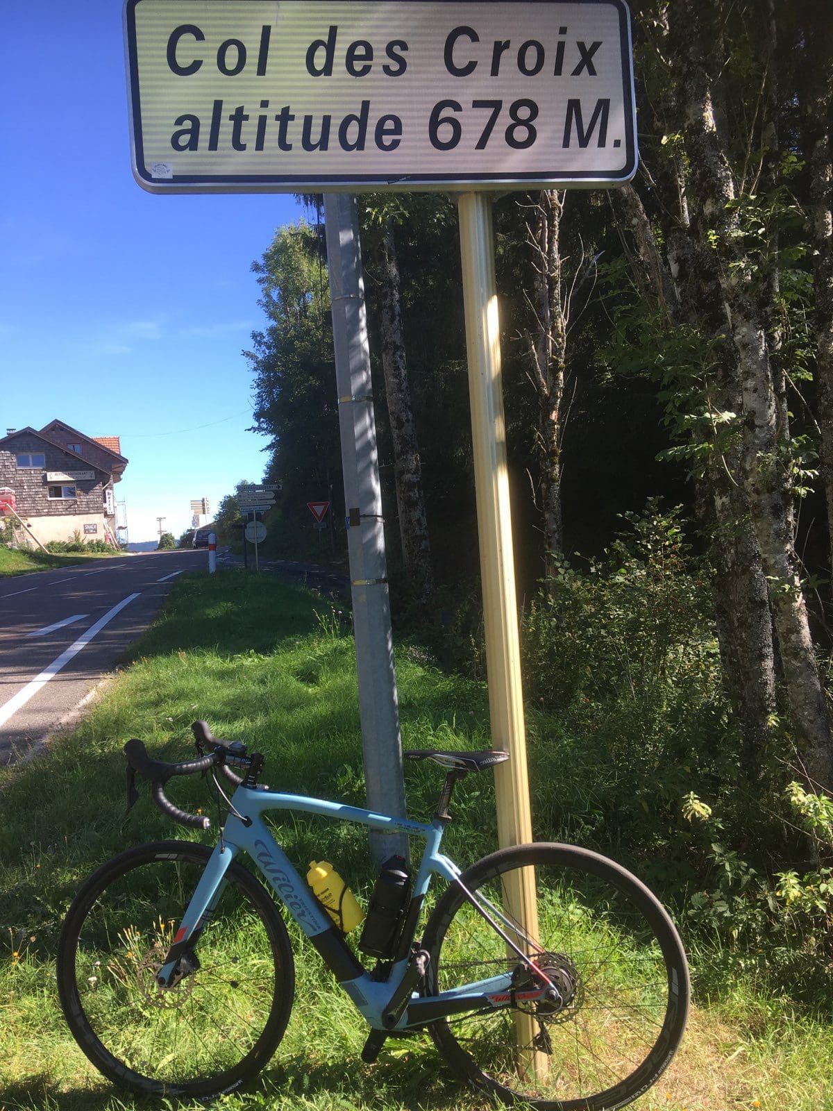 Wilier Cento Hybrid de Jean-Claude Arens au sommet du col des Croix