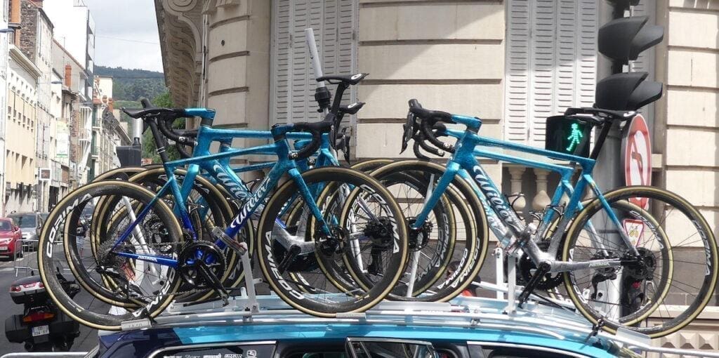 Dans les paddocks du Tour de France 2023 les vélos et matériel à voir...