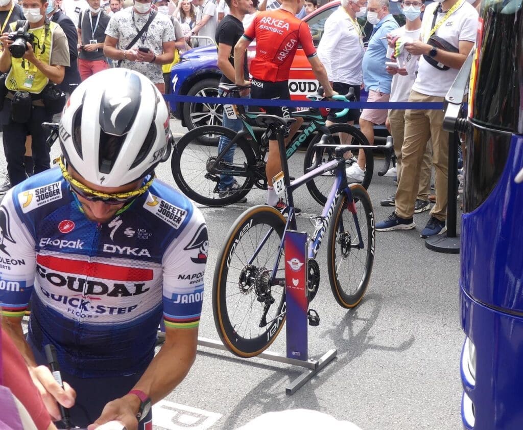 Dans les paddocks du Tour de France 2023 les vélos et matériel à voir...