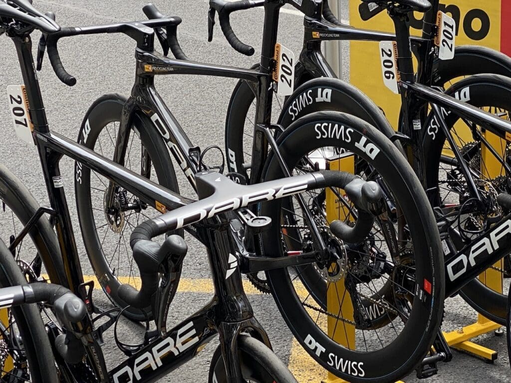 Dans les paddocks du Tour de France 2023 les vélos et matériel à voir...