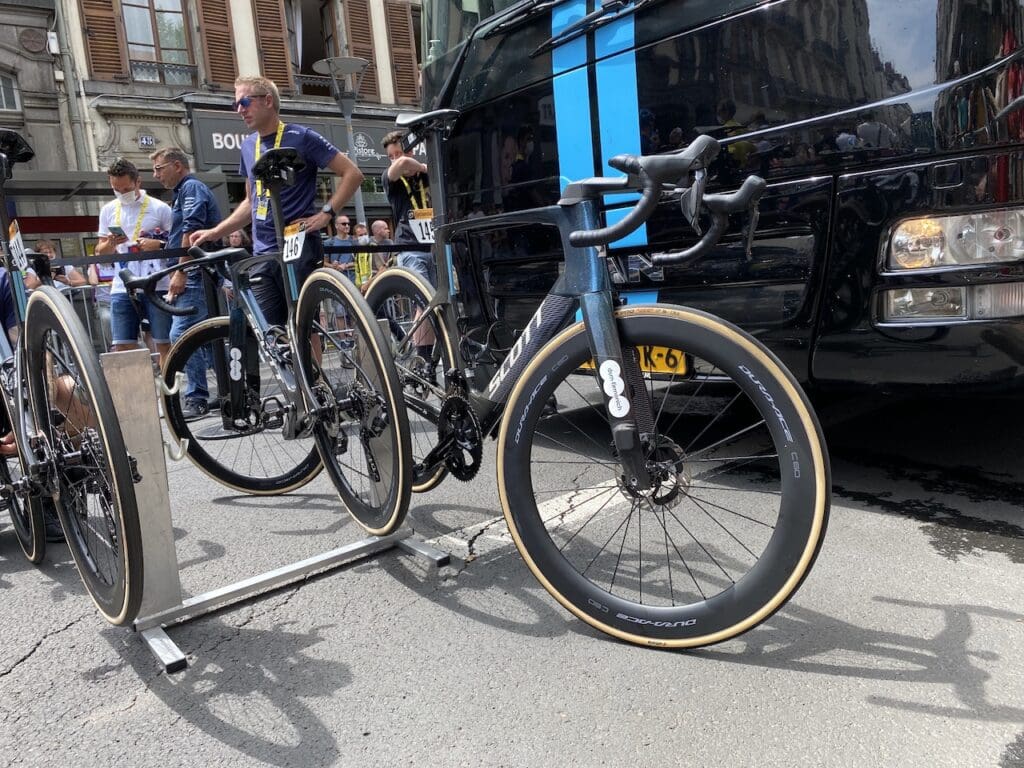 Dans les paddocks du Tour de France 2023 les vélos et matériel à voir...
