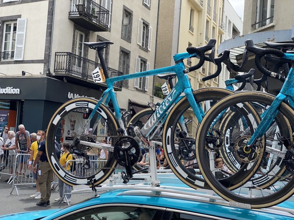 Dans les paddocks du Tour de France 2023 les vélos et matériel à voir...