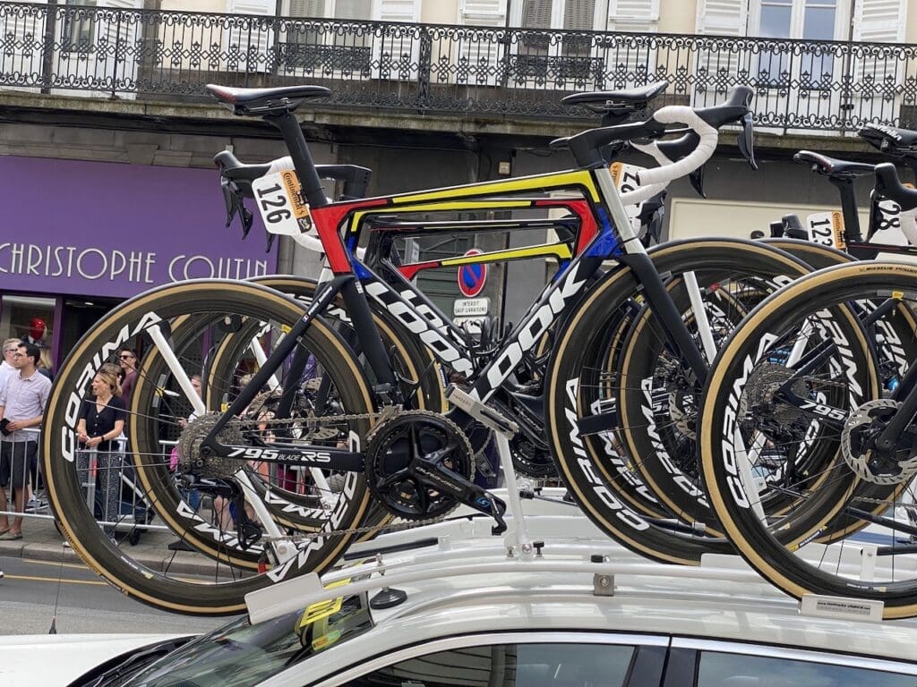 Dans les paddocks du Tour de France 2023 les vélos et matériel à voir...