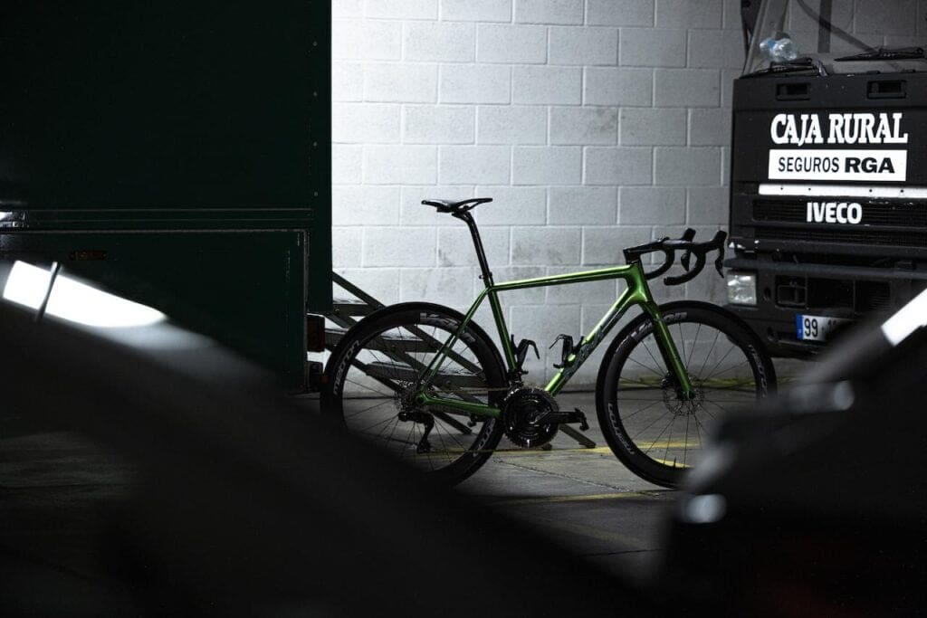 2023 le nouveau MMR Adrenaline SL de l'équipe Caja Rural-Seguros RGA pour la Vuelta