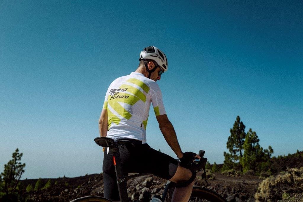 2023 maillot Q36.5 Pro Cycling Team R2 Racing The Future pour Qhubeka et Bicycle World Relief