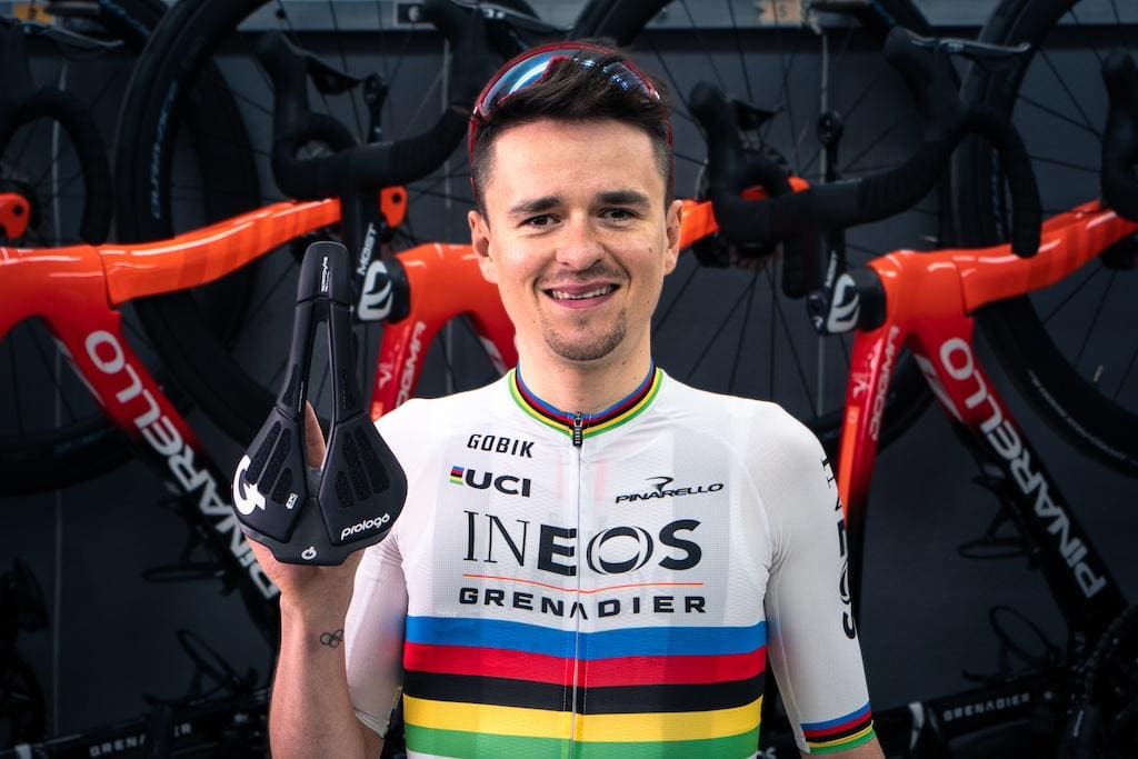 2024 Ineos-Grenadiers passe sur selles Prologo