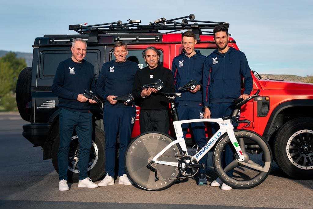 2024 Ineos-Grenadiers passe sur selles Prologo