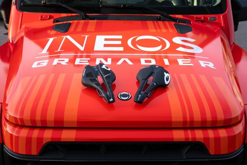 2024 Ineos-Grenadiers passe sur selles Prologo