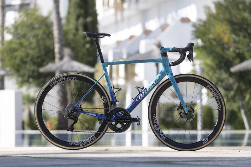 2024 vélos Wilier Filante SLR et Zero SLR de l'équipe Astana-Qazaqstan