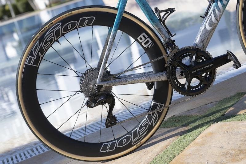 2024 vélos Wilier Filante SLR et Zero SLR de l'équipe Astana-Qazaqstan