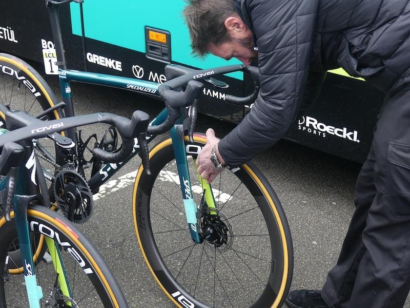 Les vélos et matériel des coureurs pros sur Paris-Nice 2024