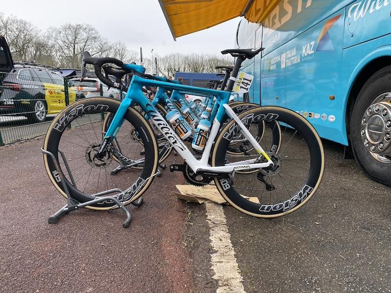 Les vélos et matériel des coureurs pros sur Paris-Nice 2024