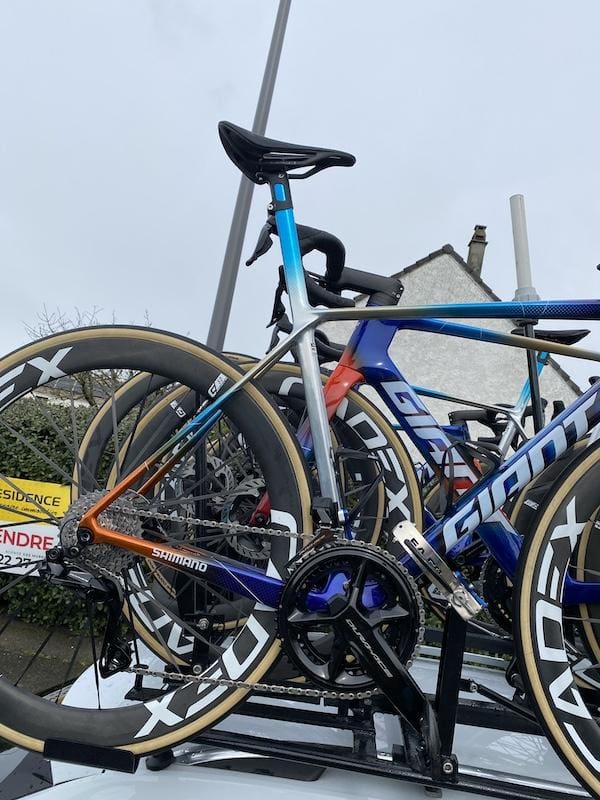 Prototype du nouveau Giant TCR Advanced SL utilis&eacute; par l'&eacute;quipe Jayco-AlUla sur Paris-Nice 2024