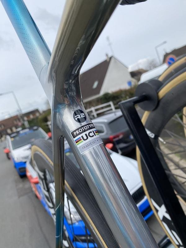 Prototype du nouveau Giant TCR Advanced SL utilis&eacute; par l'&eacute;quipe Jayco-AlUla sur Paris-Nice 2024