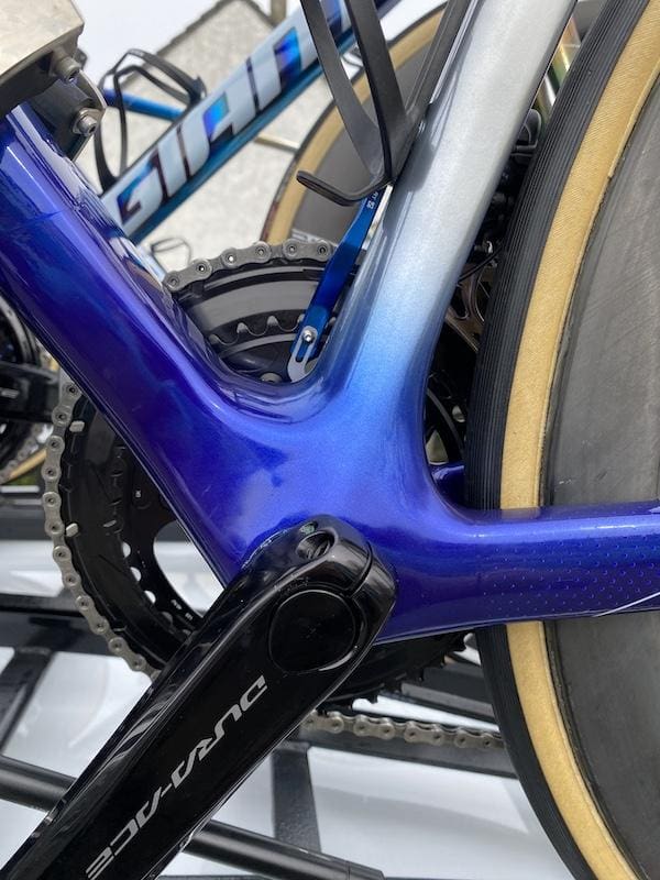 Prototype du nouveau Giant TCR Advanced SL utilis&eacute; par l'&eacute;quipe Jayco-AlUla sur Paris-Nice 2024