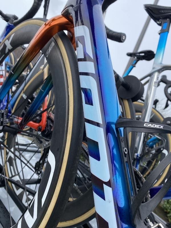 Prototype du nouveau Giant TCR Advanced SL utilis&eacute; par l'&eacute;quipe Jayco-AlUla sur Paris-Nice 2024
