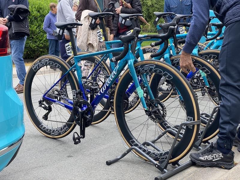 Vélos et matériel des pros sur le Critérium du Dauphiné 2024 d'Astana-Qazaqstan