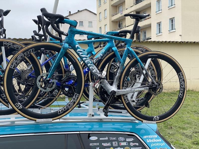 Vélos et matériel des pros sur le Critérium du Dauphiné 2024 d'Astana-Qazaqstan