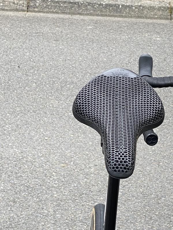 Vélos et matériel des pros sur le Critérium du Dauphiné 2024, la nouvelle selle fi'zi:k Aliante Adaptive ?