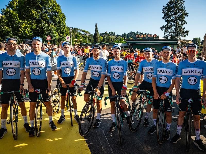 Maillot Céleste pour Arkéa-B&B Hotels à l'occasion de la présentation des équipers du Tour de France 2024