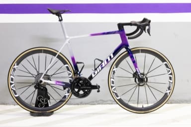 Les Giant 2025 Du Team Jayco AlUla Changent De Couleurs Dimensions V lo les-giant-2025-du-team-jayco-alula-changent-de-couleurs-dimensions-v-lo
