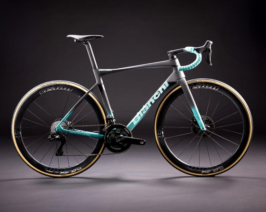 Vélo Bianchi de l'équipe Arkea-B&B Hôtels pour 2025
