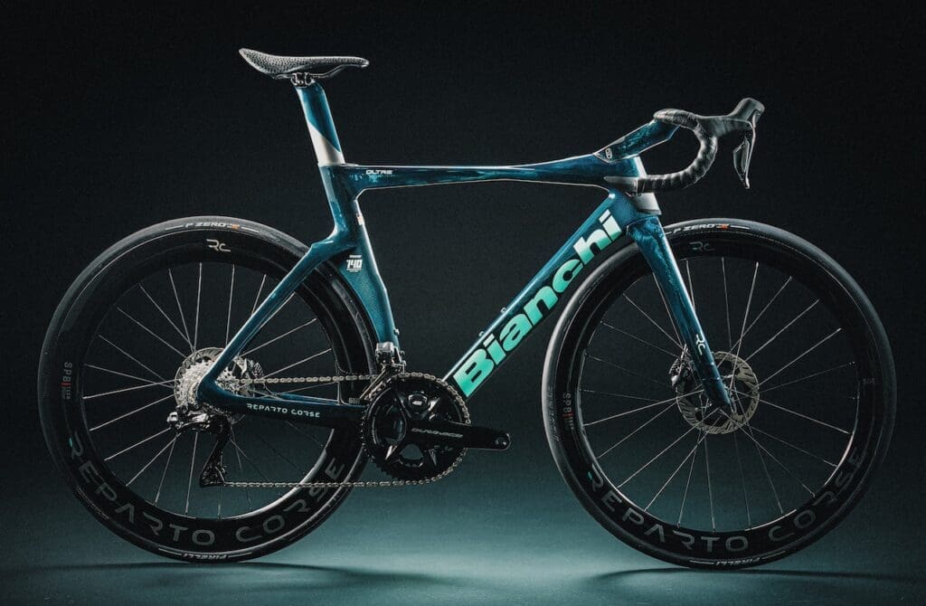 Le Bianchi Oltre RC 140 Anniversario et le Specialissima RC 140 Anniversario vélos célébrant les 140 ans de la marque .