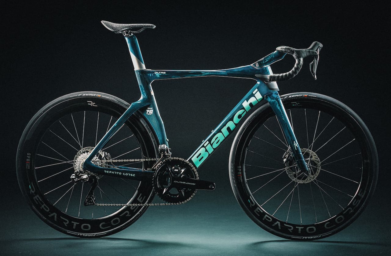 Le Bianchi Oltre RC 140 Anniversario et le Specialissima RC 140 Anniversario vélos célébrant les 140 ans de la marque .