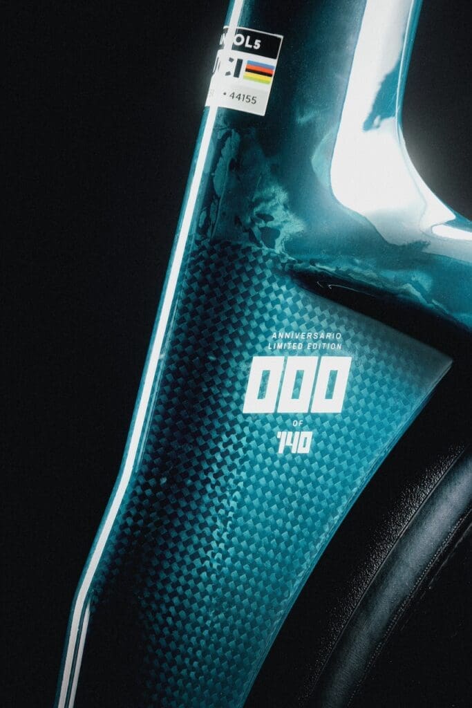 Le Bianchi Oltre RC 140 Anniversario et le Specialissima RC 140 Anniversario vélos célébrant les 140 ans de la marque .