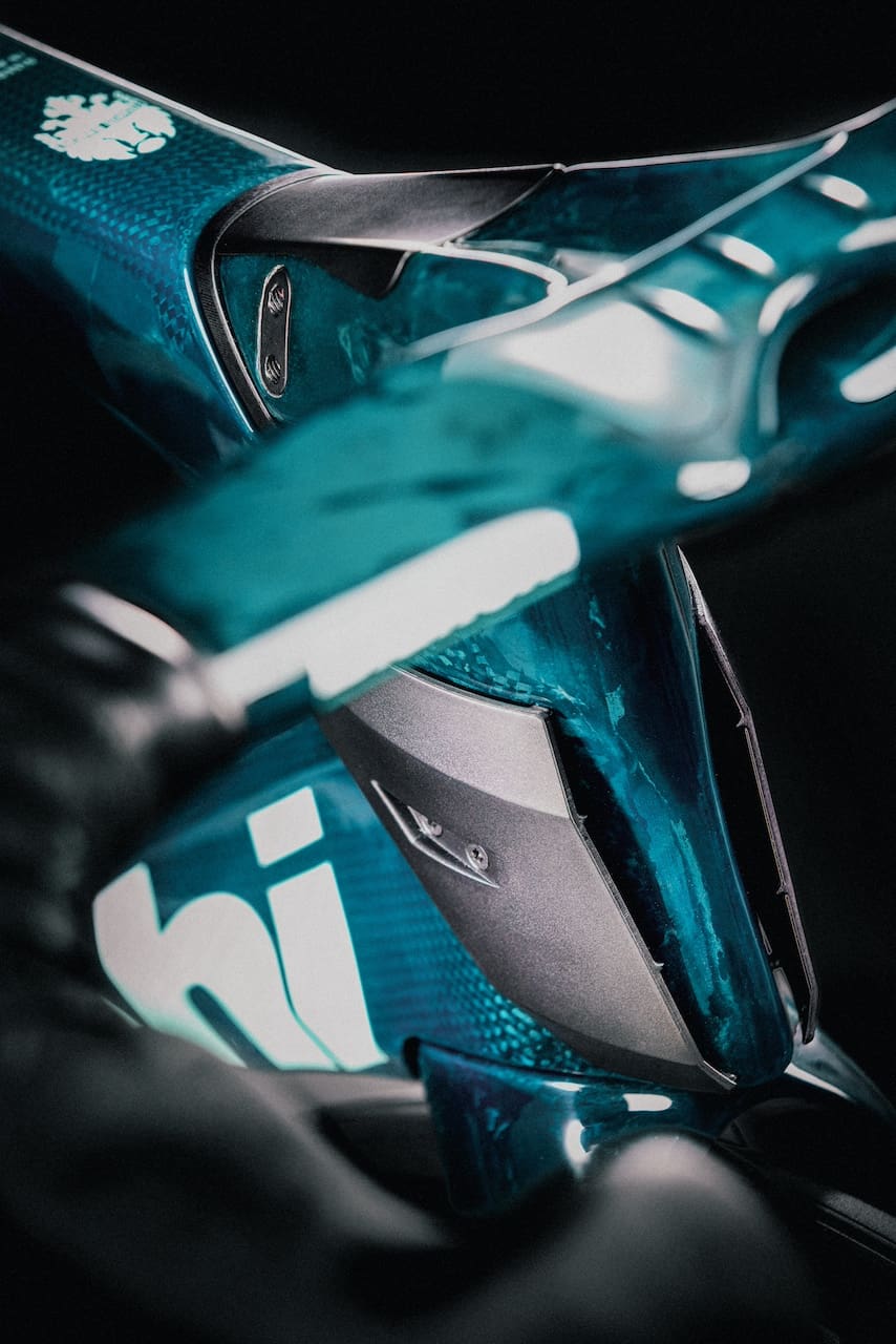 Le Bianchi Oltre RC 140 Anniversario et le Specialissima RC 140 Anniversario vélos célébrant les 140 ans de la marque .