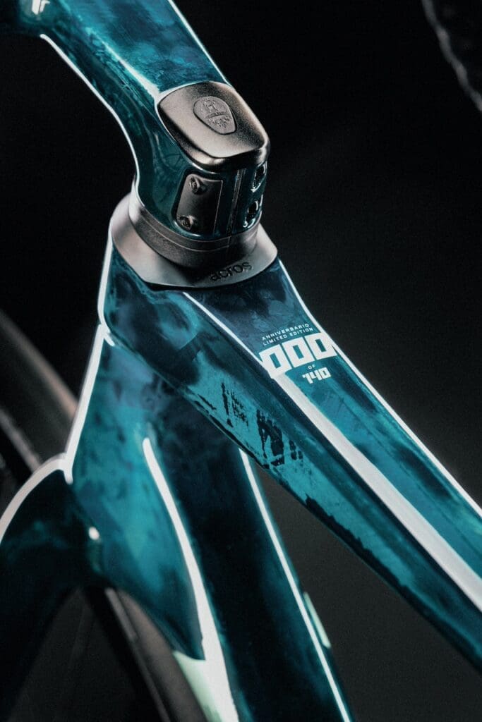 Le Bianchi Oltre RC 140 Anniversario et le Specialissima RC 140 Anniversario vélos célébrant les 140 ans de la marque .