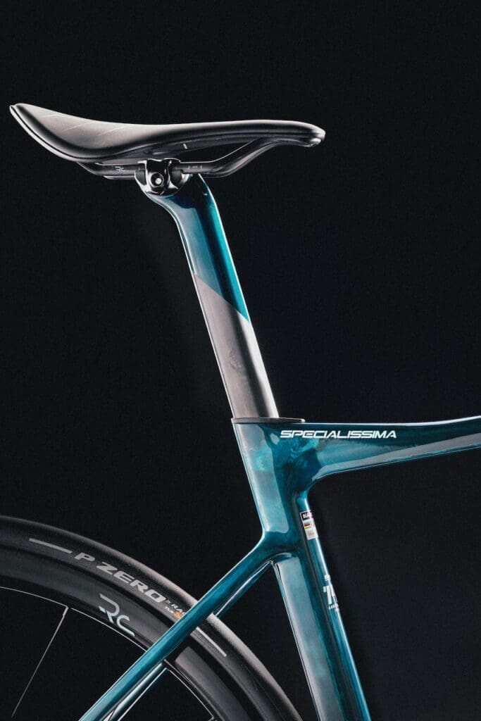 Le Bianchi Oltre RC 140 Anniversario et le Specialissima RC 140 Anniversario vélos célébrant les 140 ans de la marque .