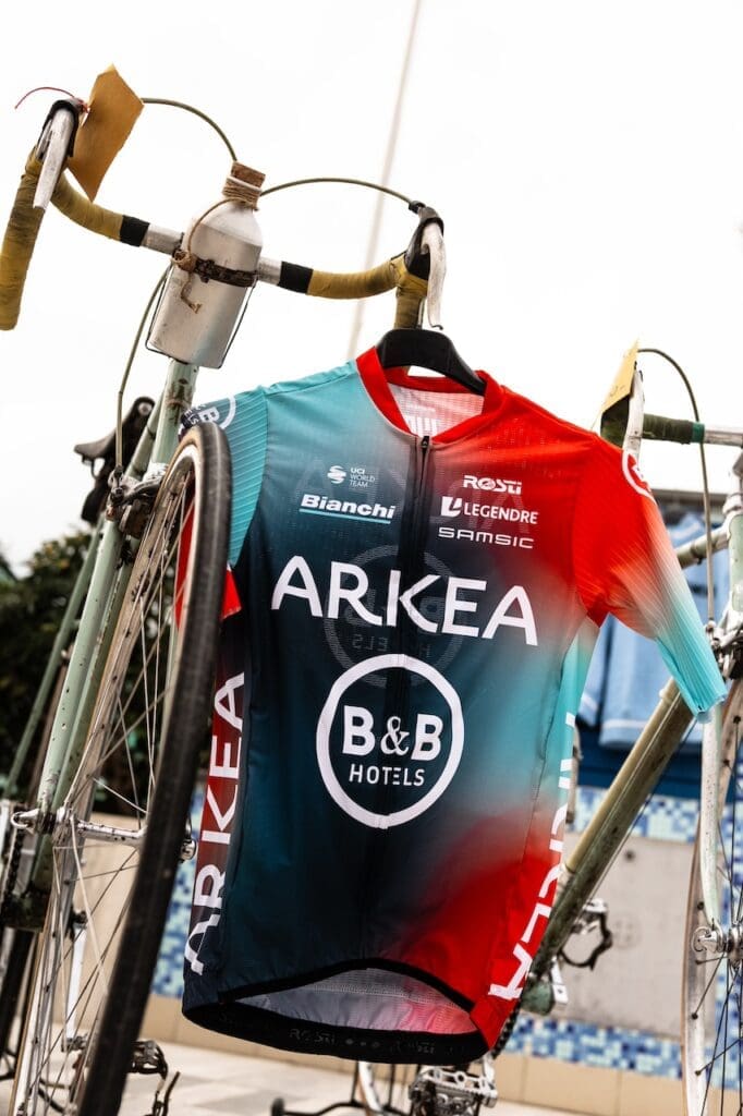 Le Bianchi Oltre RC 140 Anniversario et le Specialissima RC 140 Anniversario vélos célébrant les 140 ans de la marque .