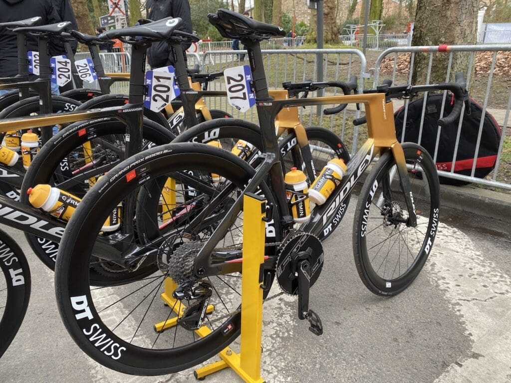 Les vélos et matériel du Omloop Het Nieuwsbald 2025