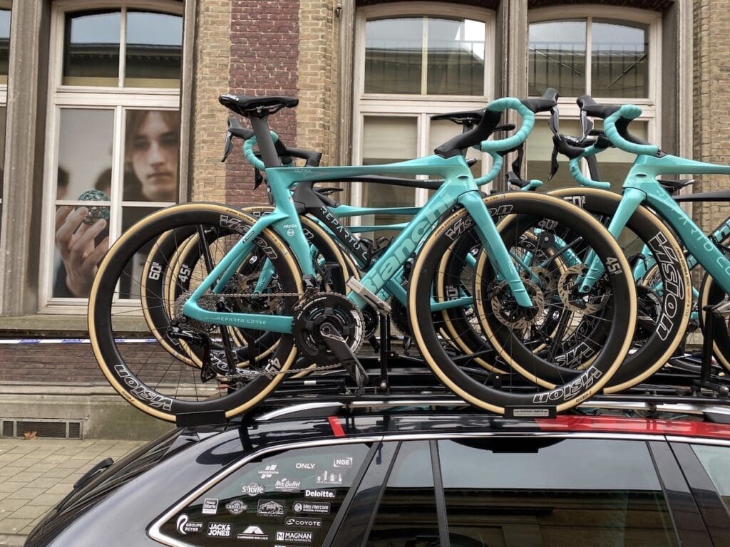 Les vélos et matériel du Omloop Het Nieuwsbald 2025