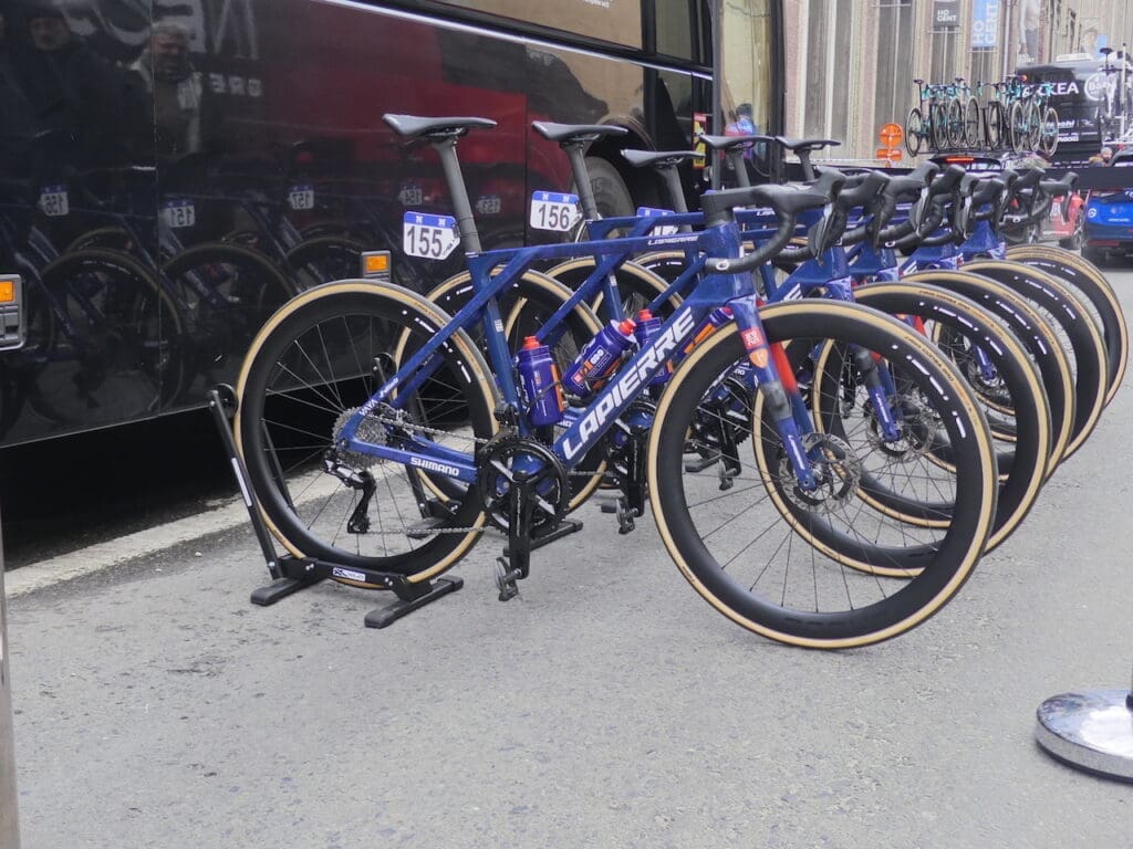 Les vélos et matériel du Omloop Het Nieuwsbald 2025