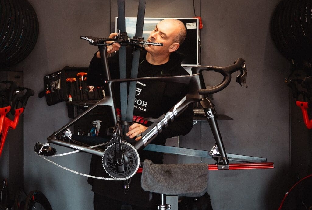 Les BMC Teammachine R Mpc de Julian Alaphilippe et Marc Hirschi de Tudor Pro Cycling pour affronter les Ardennaises