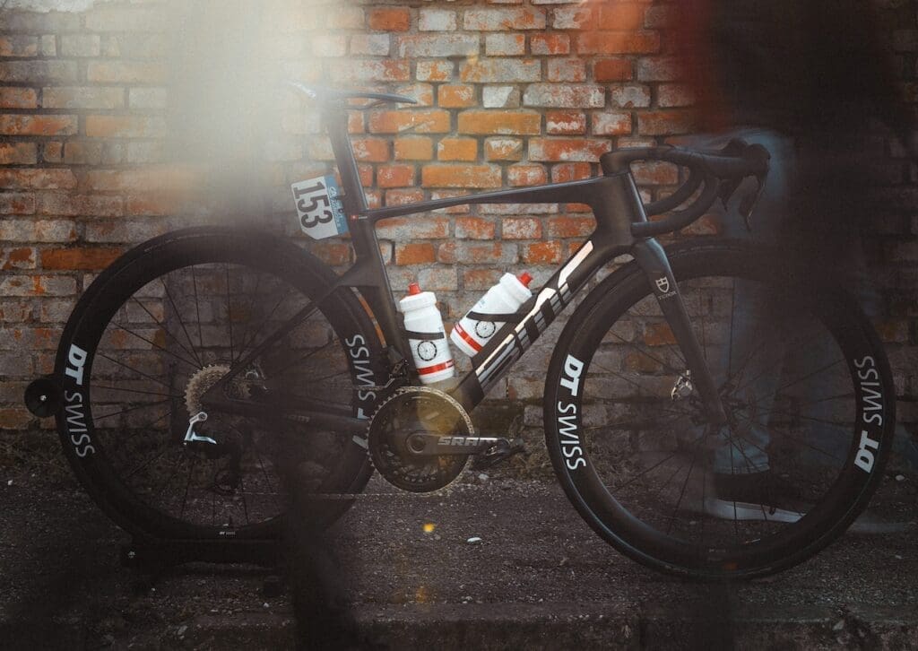Les BMC Teammachine R Mpc de Julian Alaphilippe et Marc Hirschi de Tudor Pro Cycling pour affronter les Ardennaises