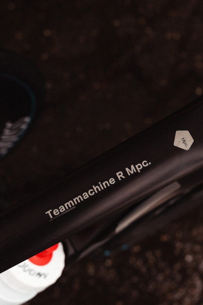 Les BMC Teammachine R Mpc de Julian Alaphilippe et Marc Hirschi de Tudor Pro Cycling pour affronter les Ardennaises