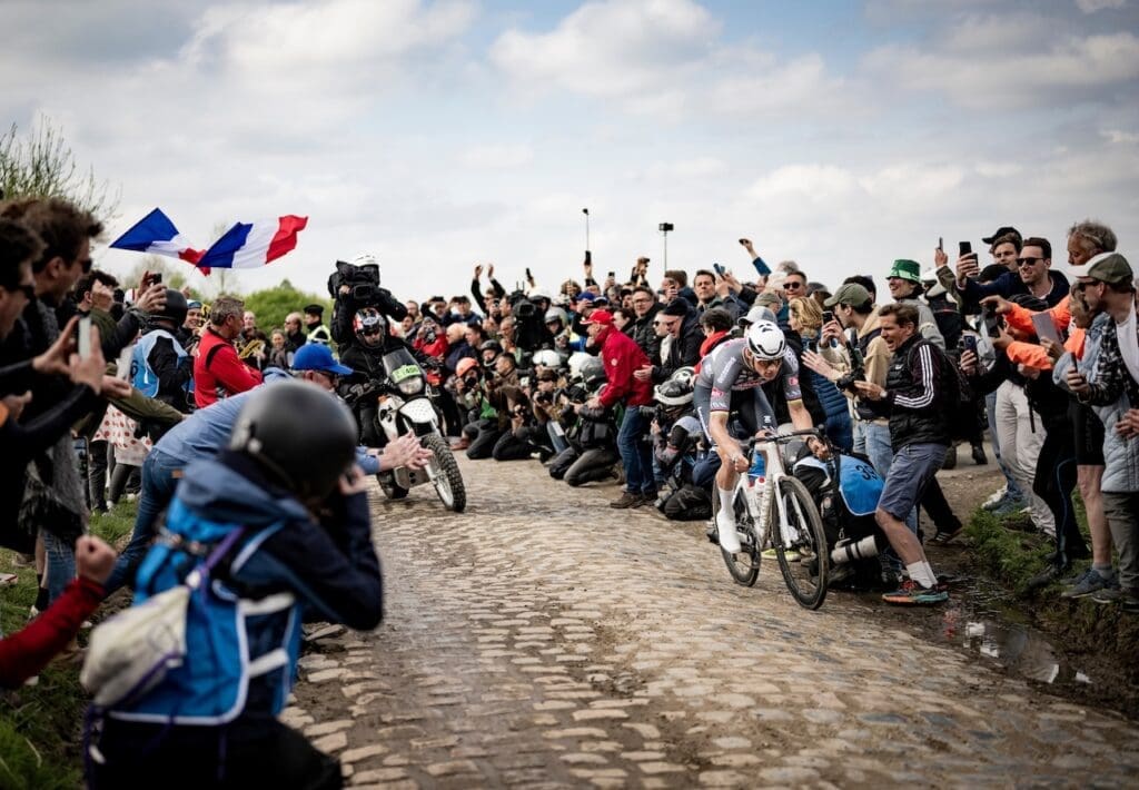 Vélo canyon Aeroad CFR de Mathieu van der Poel victorieux sur Paris-roubaix 2025
