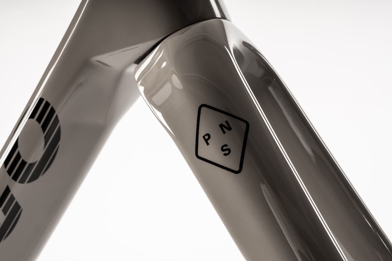 La collaboration Colnago C68 x Pas Normal Studios a débouché sur un C68 sobre et élégant