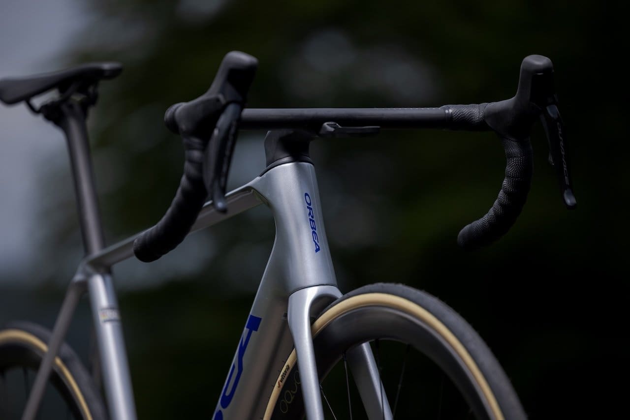 Les Orbea Orca OMX et OMR 2025 sont mis à jour.