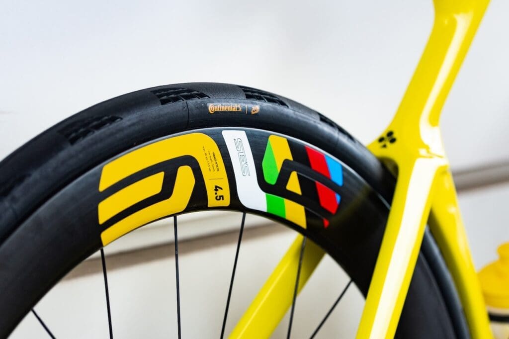 Vélo Colnago Y1Rs en jaune de Tadej Pogačar pour l'arrivée du Tour à Paris
