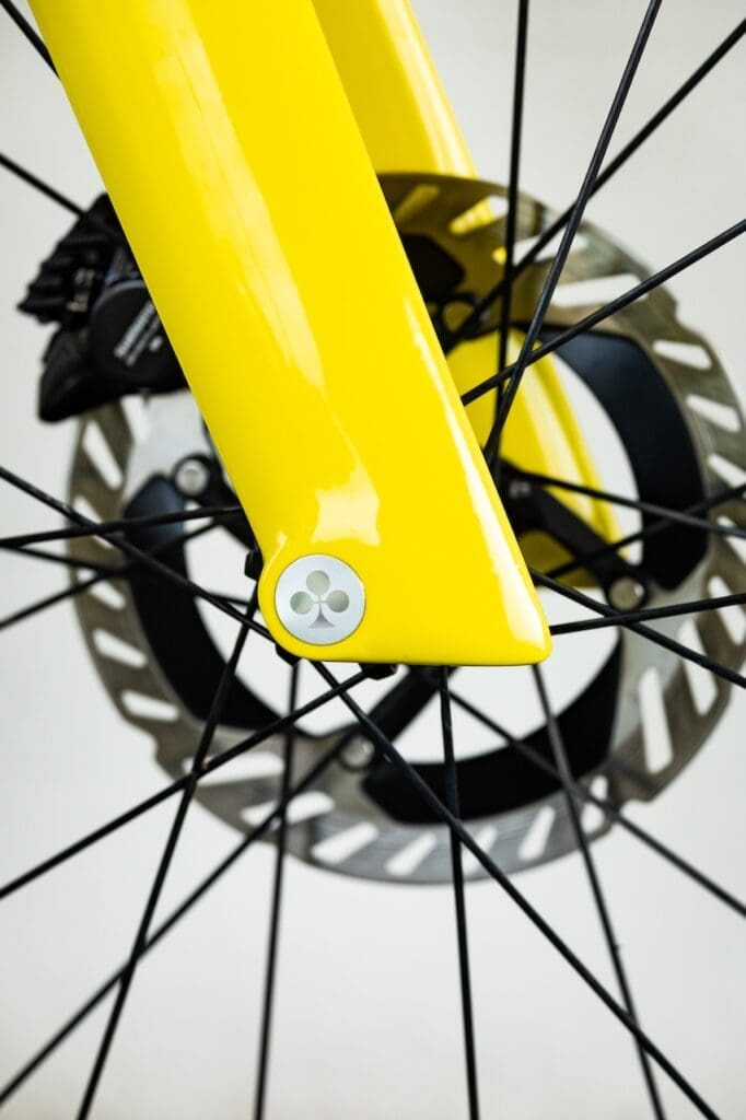 Vélo Colnago Y1Rs en jaune de Tadej Pogačar pour l'arrivée du Tour à Paris