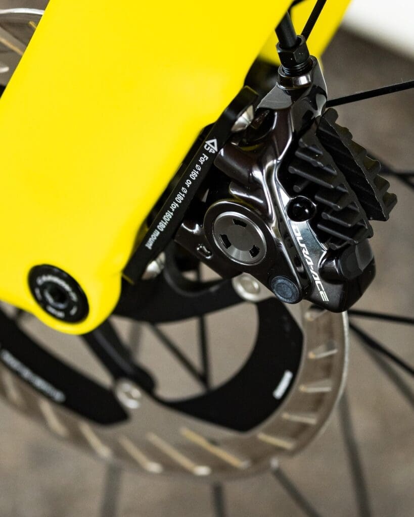 Vélo Colnago Y1Rs en jaune de Tadej Pogačar pour l'arrivée du Tour à Paris