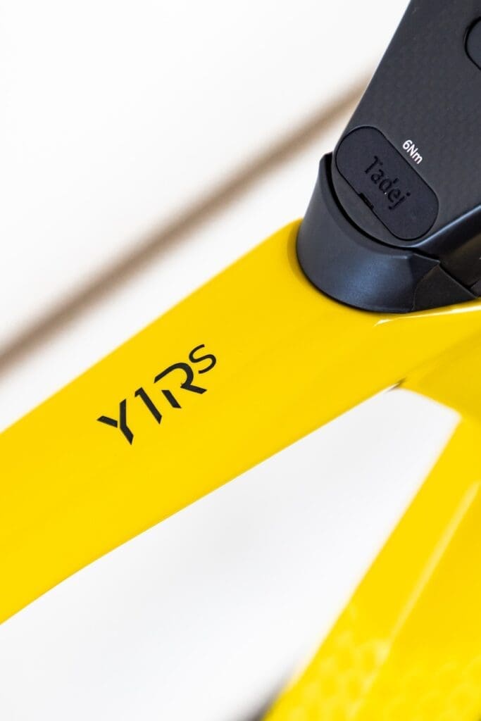 Vélo Colnago Y1Rs en jaune de Tadej Pogačar pour l'arrivée du Tour à Paris