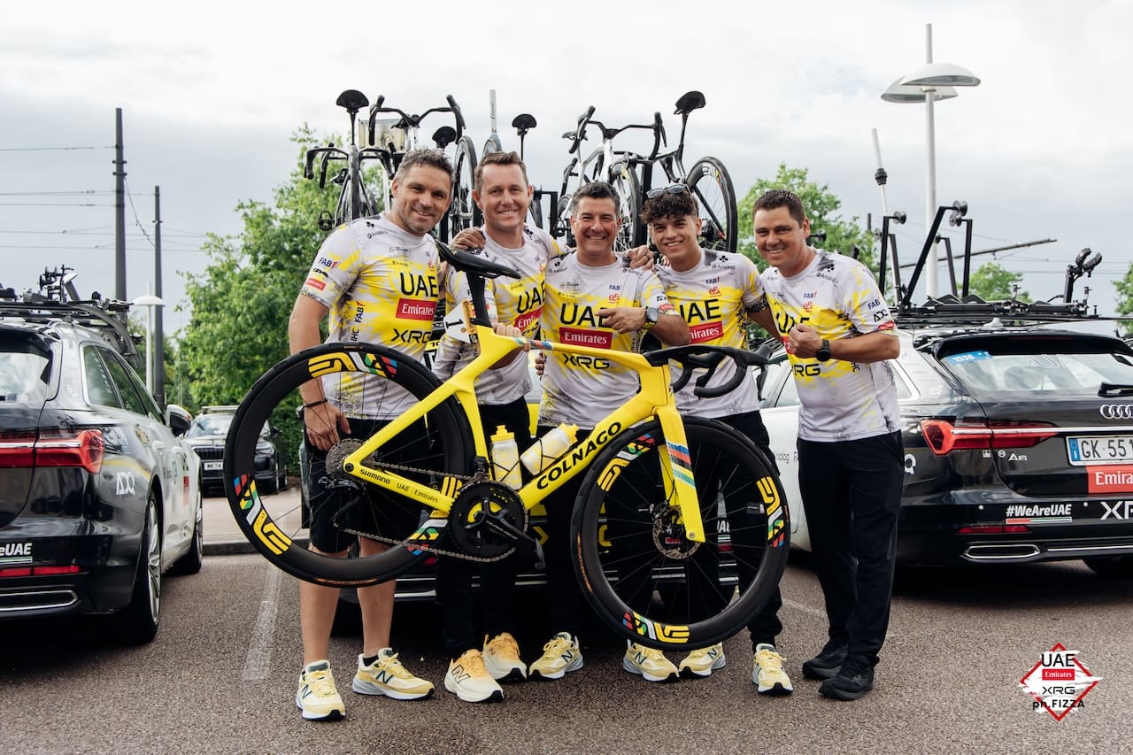 Vélo Colnago Y1Rs en jaune de Tadej Pogačar pour l'arrivée du Tour à Paris